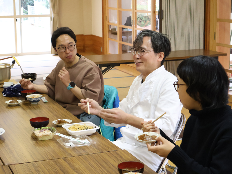 昼食も会話が弾みます